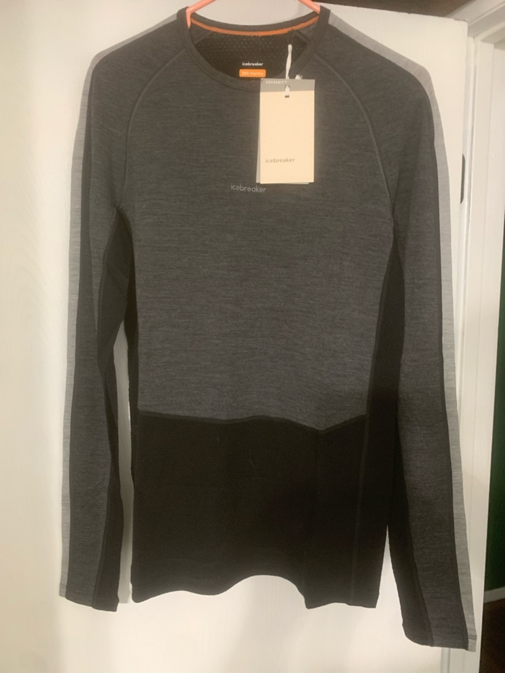 Icebreaker Men's Gray and Black Crewneck 200 Merino Baselayer Top